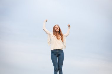 kadın sabah gökyüzü arka planda Kollarını açarak.