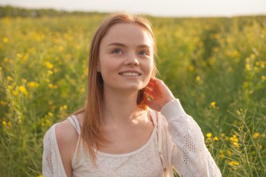 Sabah yeşil yakut tohumu tarlasında kolları açık bir kadın..