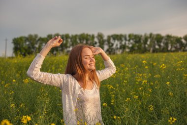 Sabah yeşil yakut tohumu tarlasında kolları açık bir kadın..