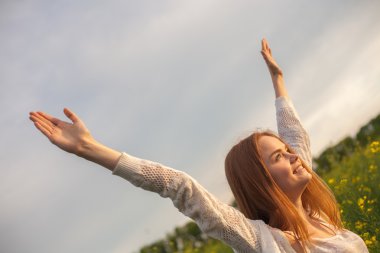 Sabah yeşil yakut tohumu tarlasında kolları açık bir kadın..