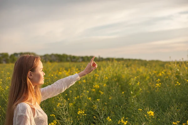 Mädchen in der Natur zeigt mit dem Finger nach vorne. — Stockfoto