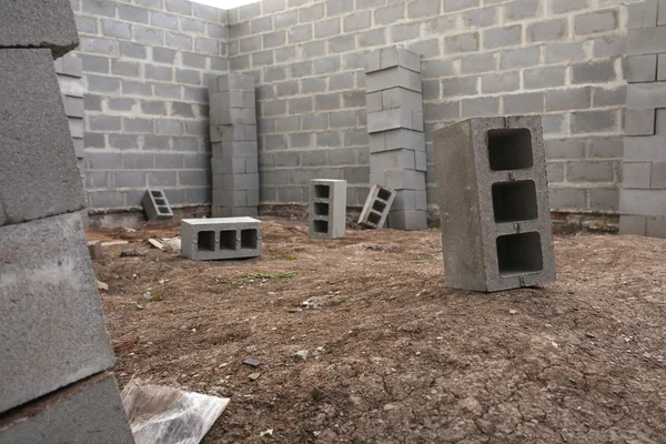 Construção de nova casa, construção de paredes de fundação usando blocos de concreto, espaço de cópia — Fotografia de Stock