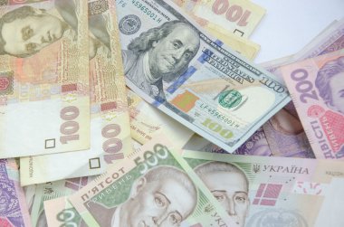 Yüz dolarlık banknot Ukraynalı hryvnia arka plan üzerinde.