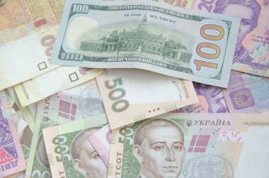 Yüz dolarlık banknot Ukraynalı hryvnia arka plan üzerinde.