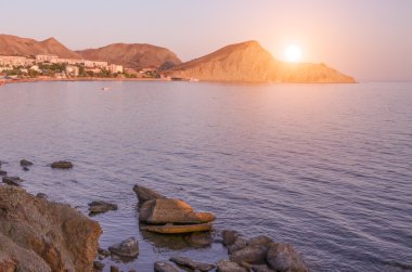 Dağ ve deniz üzerinde Majestic yaz günbatımı. Kırım, Ukrayna.