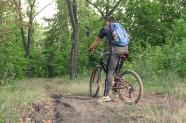 Güneşli gün yaz Park'taki bisiklet sürme Mountainbiker.