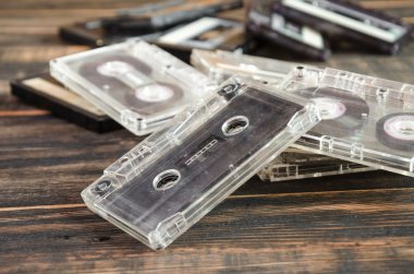 Ahşap arka plan üzerinde eski ses kasetleri. müzik soyut.