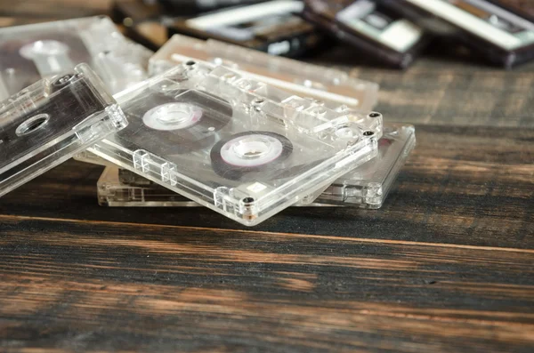 Staré audio kazety na dřevěné pozadí. hudební abstrakt. — Stock fotografie