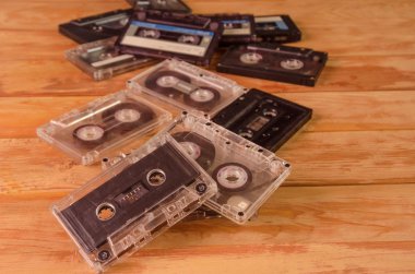 Ahşap arka plan üzerinde eski ses kasetleri. müzik soyut.