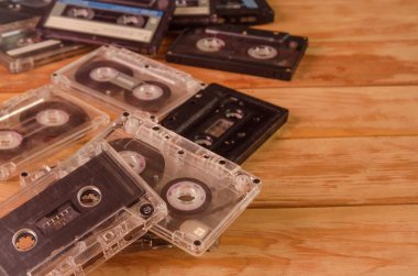 Ahşap arka plan üzerinde eski ses kasetleri. müzik soyut.
