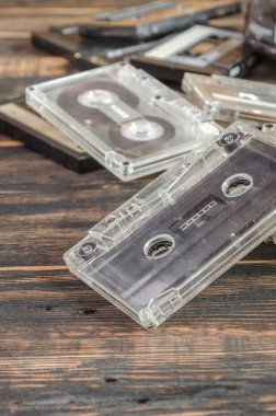 Ahşap arka plan üzerinde eski ses kasetleri. müzik soyut.