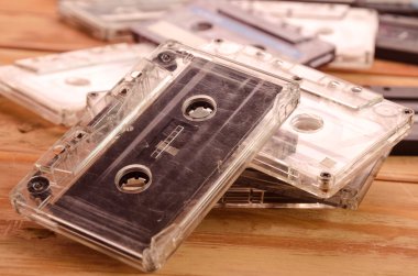 Ahşap arka plan üzerinde eski ses kasetleri. müzik soyut.