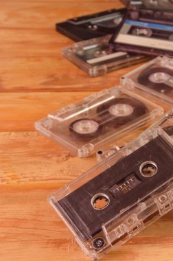 Ahşap arka plan üzerinde eski ses kasetleri. müzik soyut.