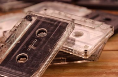 Ahşap arka plan üzerinde eski ses kasetleri. müzik soyut.