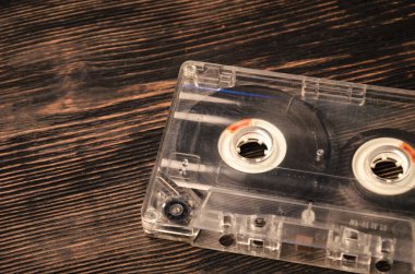 Ahşap arka plan üzerinde eski ses kaset. müzik soyut.