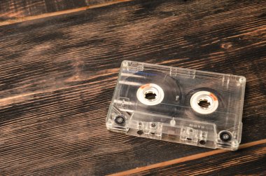 Ahşap arka plan üzerinde eski ses kaset. müzik soyut.