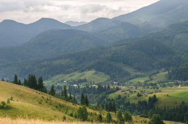Dağ köyü gün güneşli yaz.