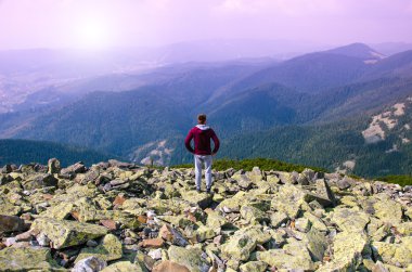 uzun yürüyüşe çıkan kimse sırt çantası taşla üstündeki tadını güneşli bir gün.