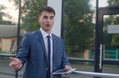 işadamı konuşmak ile sol el laptop