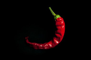 Acı biber yeşil sapı ile kavisli