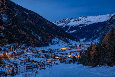 Avusturya dağlarındaki gece şehrinin güzel fotoğrafı 