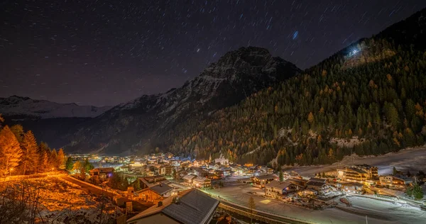 Avusturya Dağlarındaki Gece Şehrinin Güzel Fotoğrafı — Stok fotoğraf