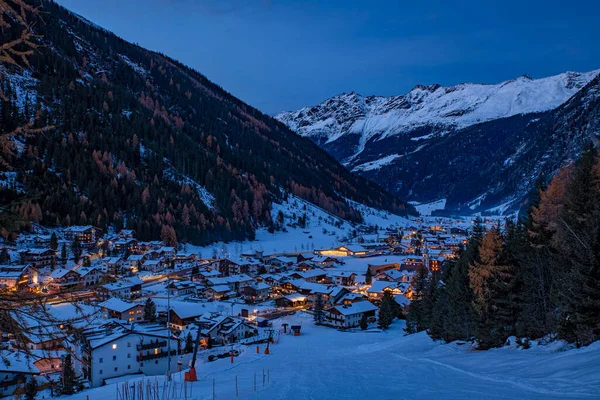 Avusturya Dağlarındaki Gece Şehrinin Güzel Fotoğrafı — Stok fotoğraf
