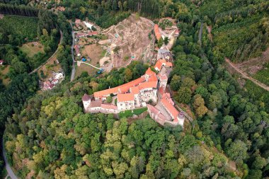 Çek Cumhuriyeti 'nin doğu bölgesindeki Pernstejn kalesi ormanlarla çevrilidir.