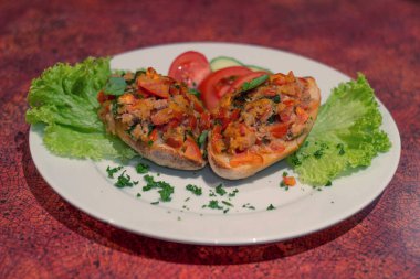 İçinde sebze ve taze salata ve domatesli