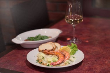 Lokantada deniz yemeği