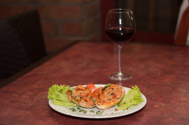 İçinde sebze ve taze salata ve domatesli