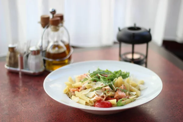 Taze Malzemeli Restoran Yemekleri Domatesli Makarna Somon Parmesan Taze Roka — Stok fotoğraf