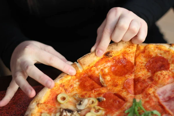 Restauracja Świeżymi Składnikami Pizza Świeża Sałatka — Zdjęcie stockowe