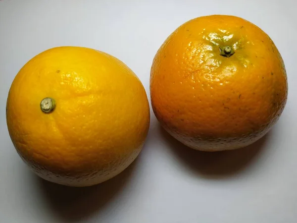 Jeruk Dan Jeruk Orange Dan Tangerine Pada Latar Belakang Putih — Stok Foto