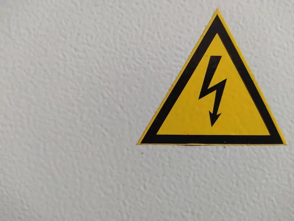 Elektryczny Znak Panelowy Błyskawica Trójkącie Znak Napięcia Białym Tle — Zdjęcie stockowe