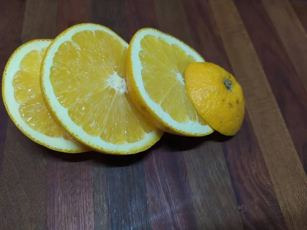 Laranja Tabuleiro Cozinha Laranja Cortada Fatias Laranja — Fotografia de Stock