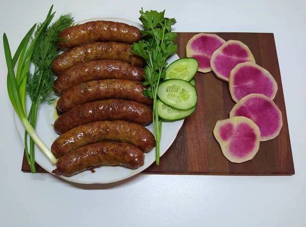 Embutidos Parrilla Una Barbacoa Con Hierbas Verduras —  Fotos de Stock