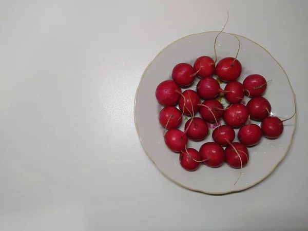 Rabanete Vermelho Fundo Branco Grandes Rabanetes Uma Chapa — Fotografia de Stock