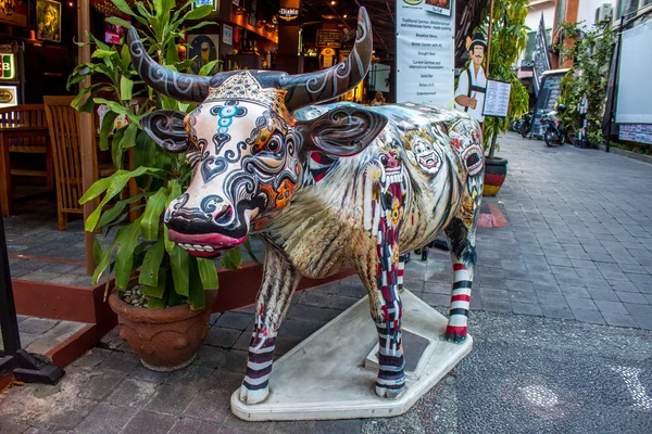 Bar yakınındaki renkli inek. Bali Kuta, Endonezya
