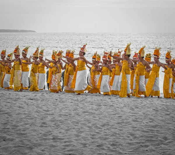 Tanz am Strand. bali, kuta, indonesien — Stockfoto