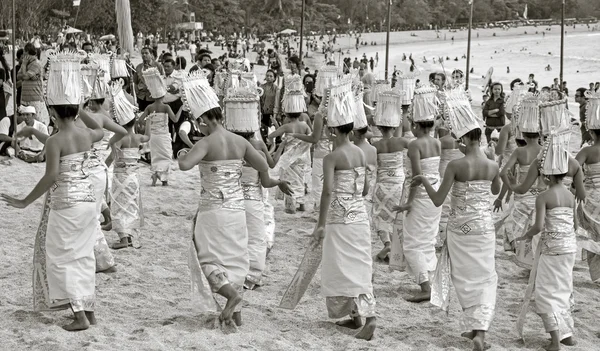 Tanz am Strand. bali, kuta, indonesien — Stockfoto
