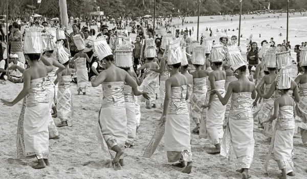 Tánc a strandon. Bali, Kuta, Indonézia — Stock Fotó