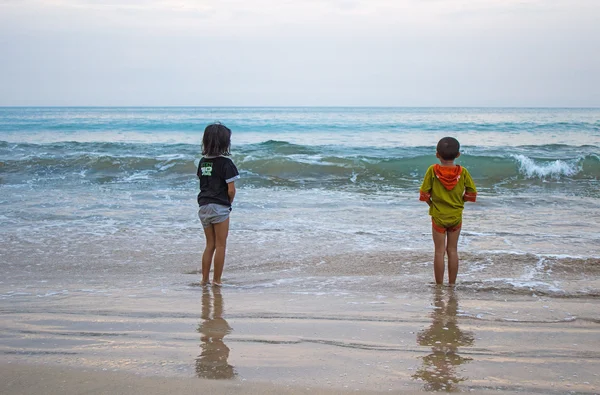İki çocuk oyunu. Bali, Nusa Dua