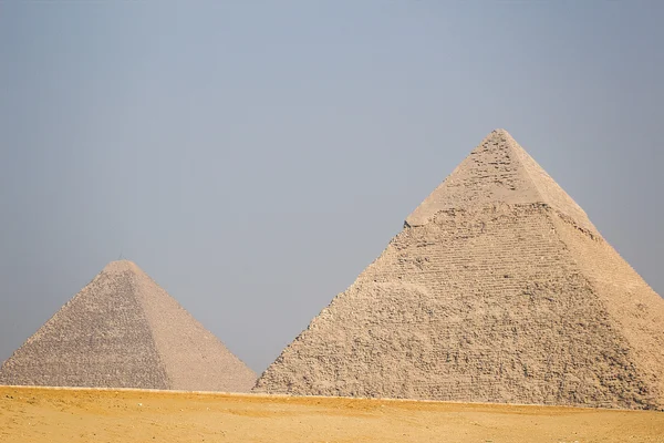 Пирамида Хуфу (Хеопс) и Хафре (Чефрен). Египет, Гиза — стоковое фото