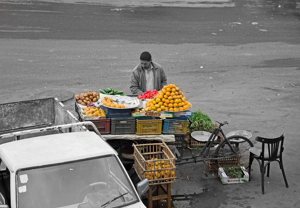 En gata leverantör med frukt och grönsaker. Egypten, Hurghada — Stockfoto