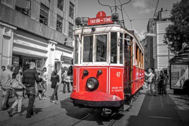 Kırmızı tarihi tramvay Istiklal Bulvarı'nda. Istiklal. Beyoğlu, Türkiye, Istanbul