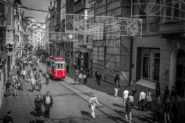 El tranvía histórico rojo en el boulevard Istiklal. Istiklal. Beyoglu, Turquía, Estambul — Foto de Stock