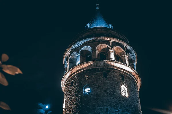 Galata Kulesi geceleri. Türkiye, Istanbul. Üsküdar