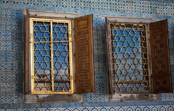 窗口。托普卡帕宫。土耳其伊斯坦布尔 — 图库照片