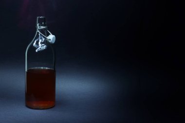 Siyah arka planda eski model temiz cam şişe.